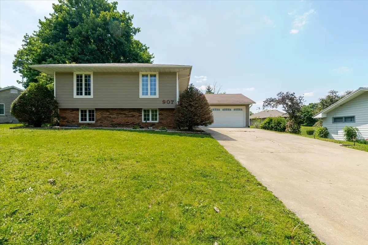 907 S Quincy ST, Clinton, IL 61727