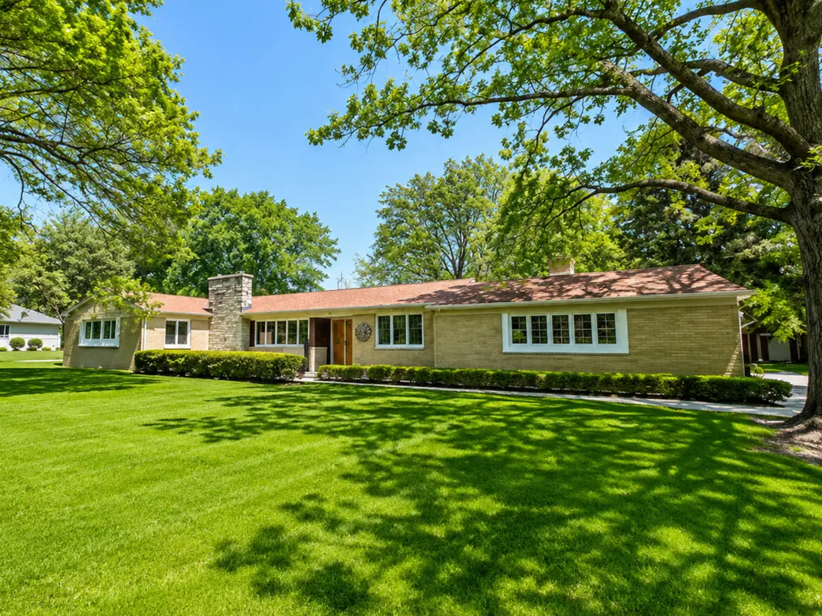 1334 Oakland DR, Sycamore, IL 60178