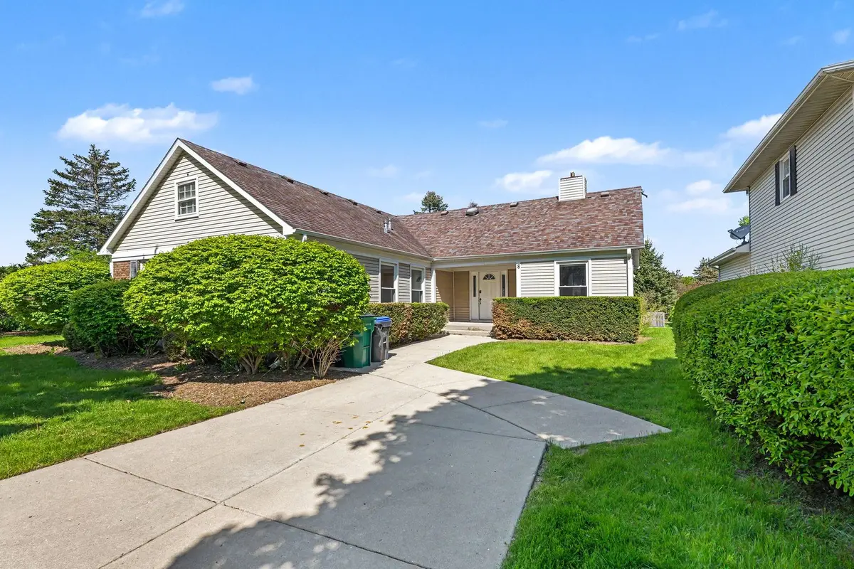 8 Greenvale RD SE, Vernon Hills, IL 60061