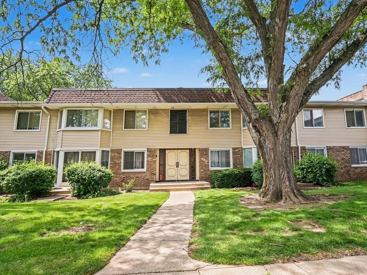 3008 Roberts DR #7, Woodridge, IL 60517