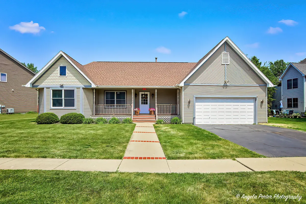 230 Redwing DR, Woodstock, IL 60098