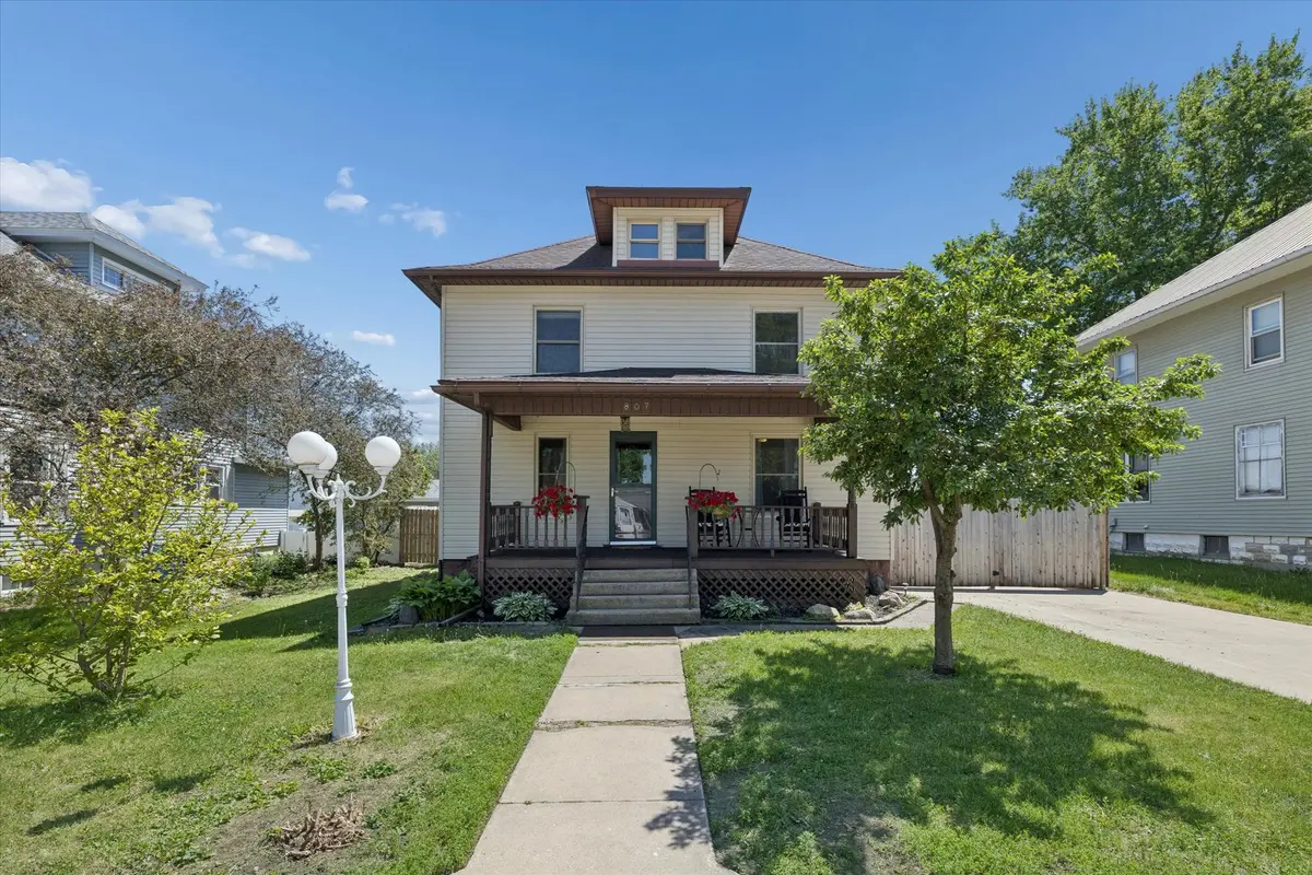 807 Fulton ST, Grand Mound, IA 52751