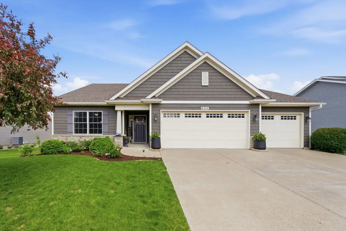 605 Danielle CT, Blue Grass, IA 52726