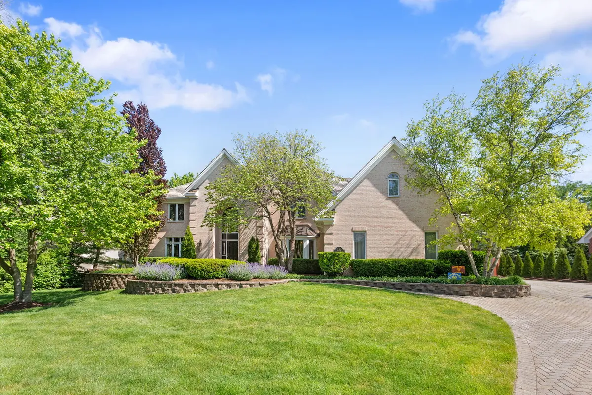 320 Camelot LN, Libertyville, IL 60048