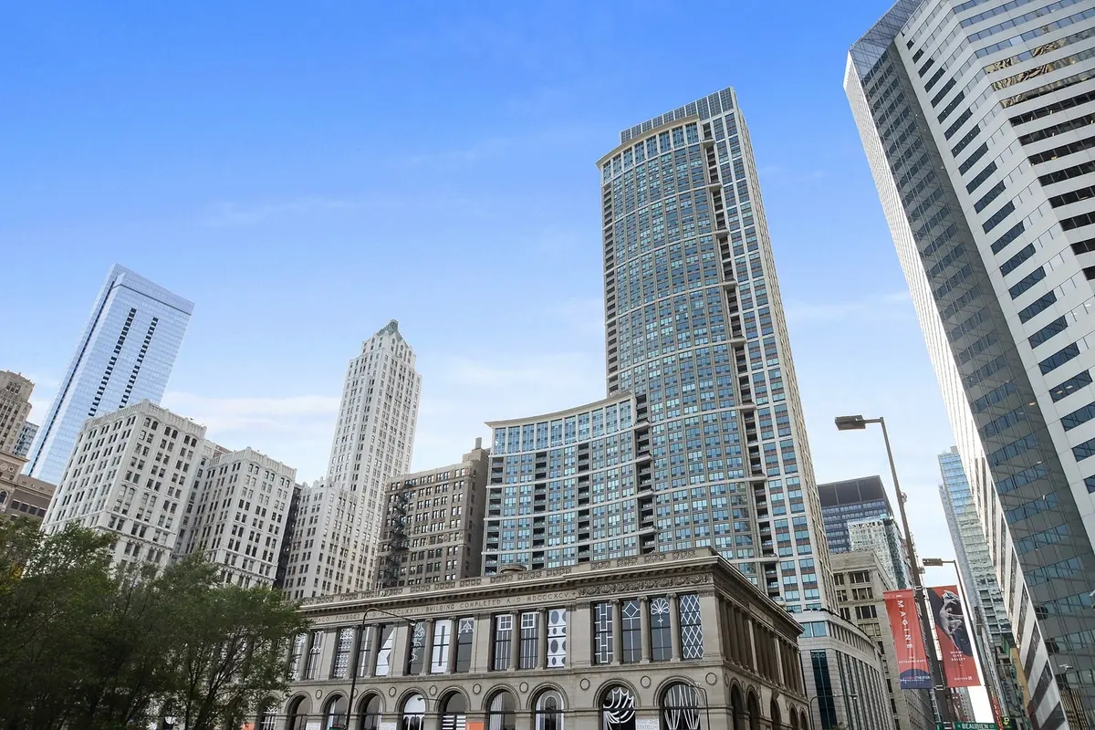 130 N Garland CT #2305, Chicago, IL 60602