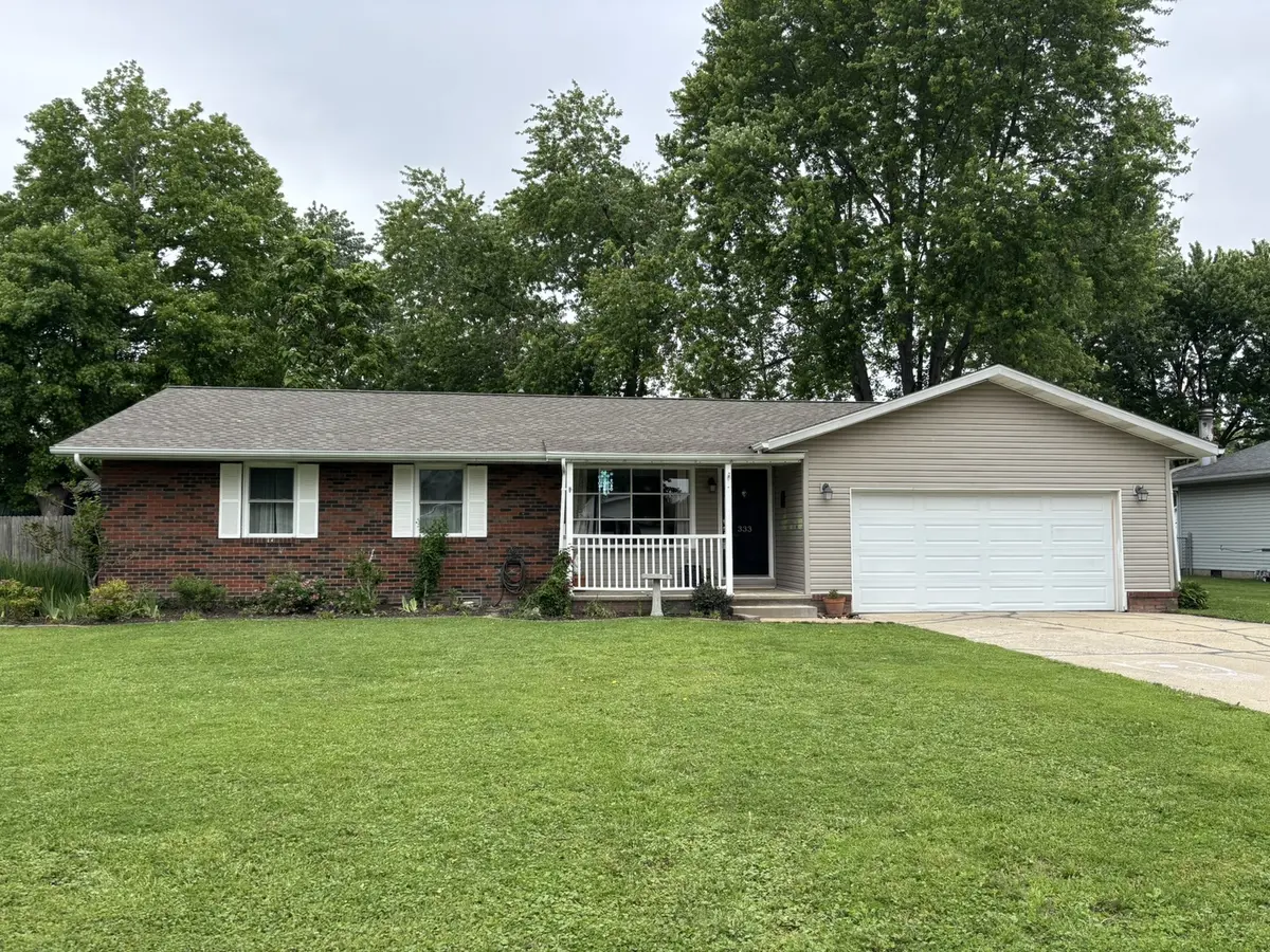 333 Northwood LN, Salem, IL 62881