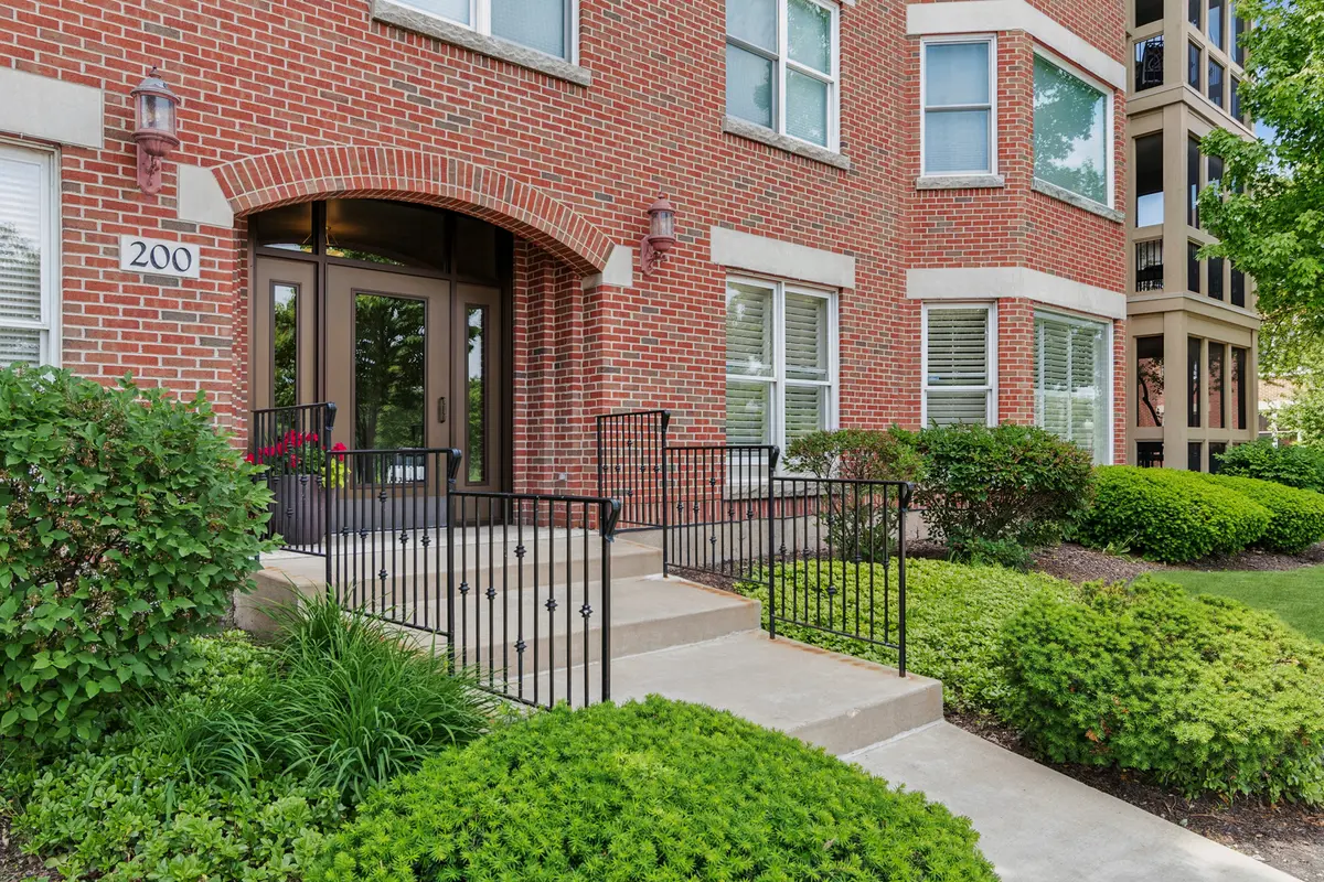 200 N River LN #101, Geneva, IL 60134