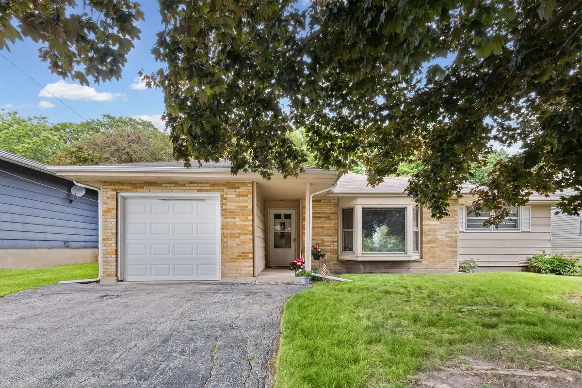 626 Greenbriar LN, Lindenhurst, IL 60046