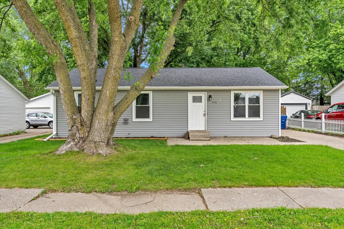1716 W 58th ST, Davenport, IA 52806