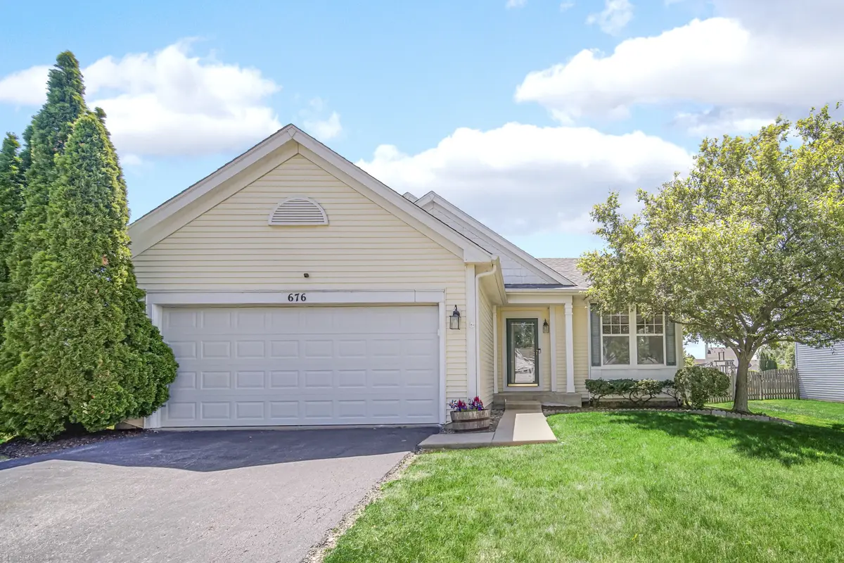 676 Hamilton LN, North Aurora, IL 60542