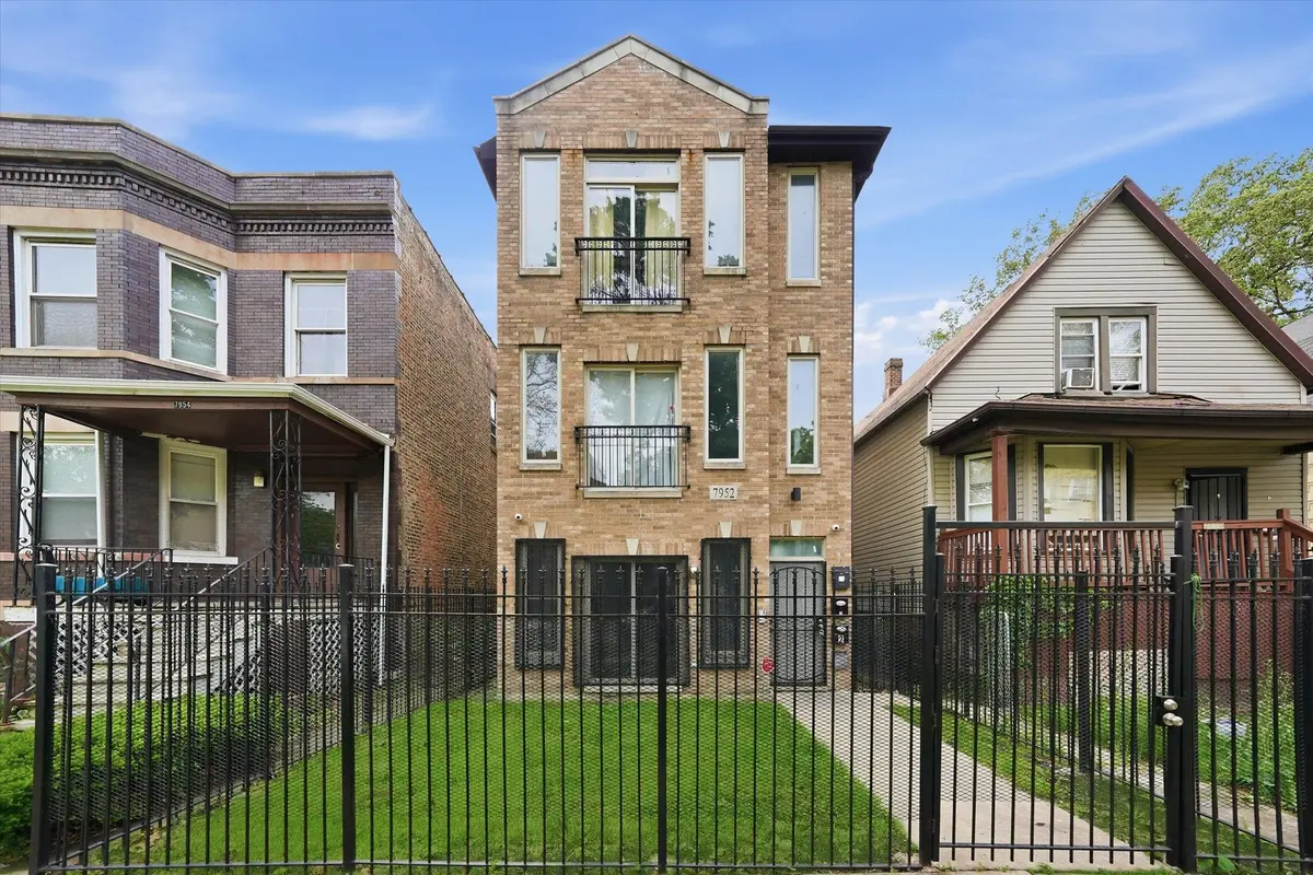 7952 S Marquette AVE, Chicago, IL 60617