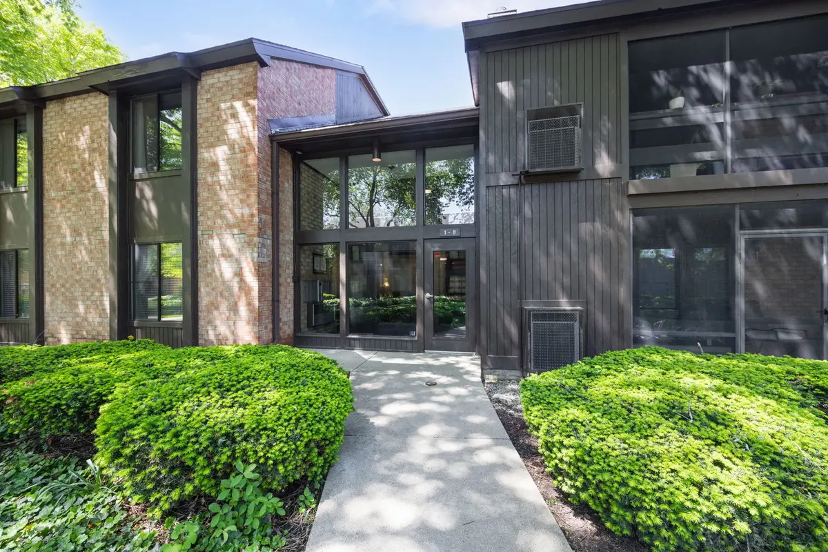 740 Saint Andrews LN #4, Crystal Lake, IL 60014