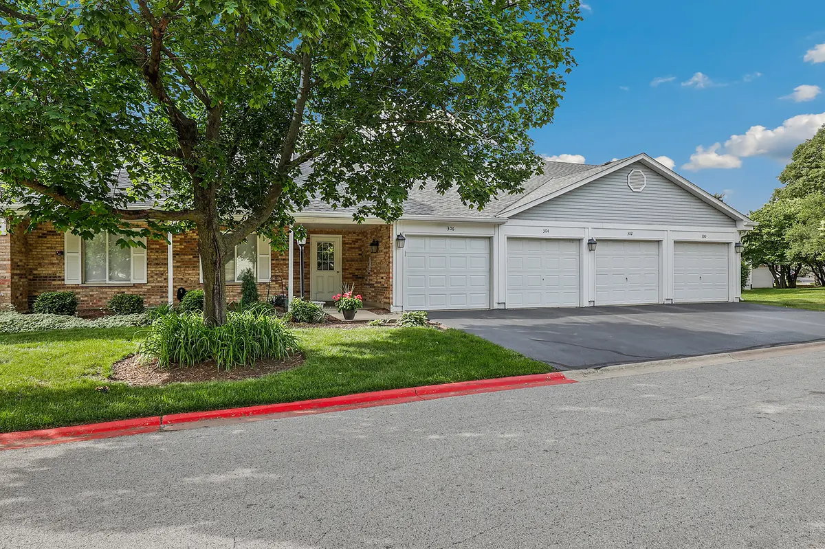 304 Windstream CT, Aurora, IL 60504
