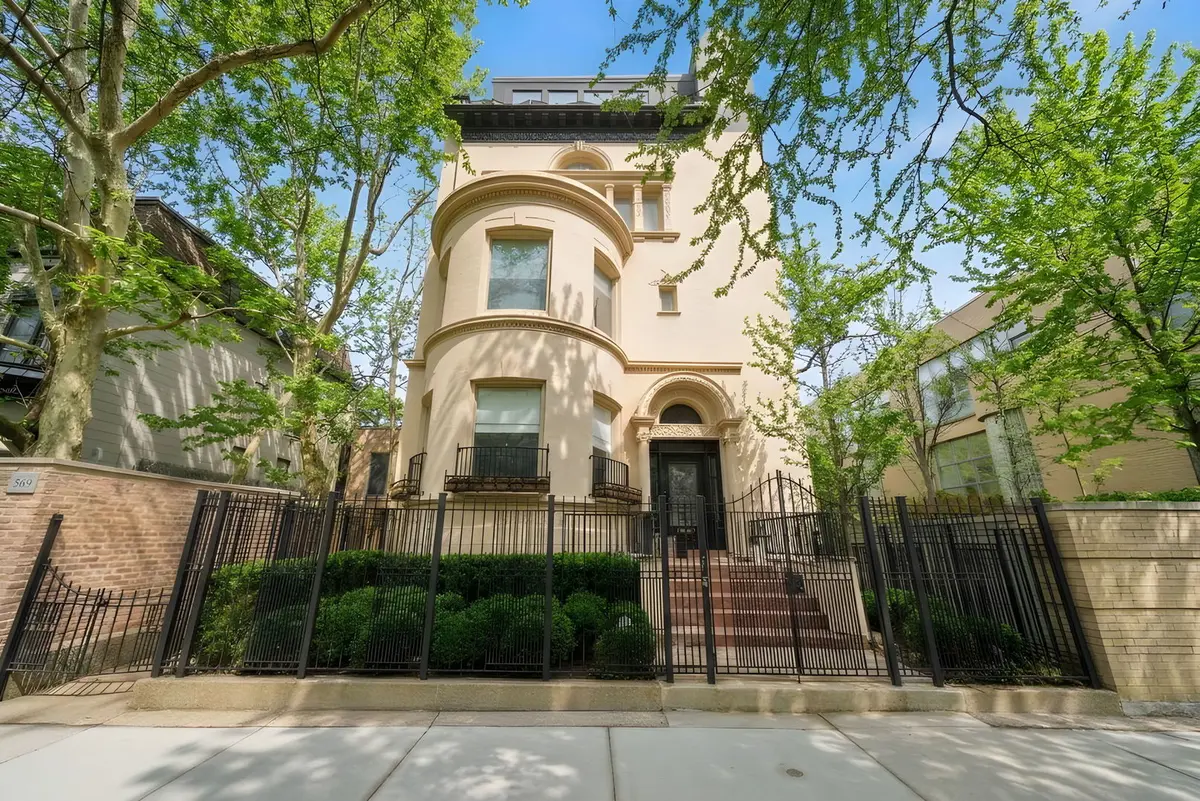1352 N La Salle DR, Chicago, IL 60610