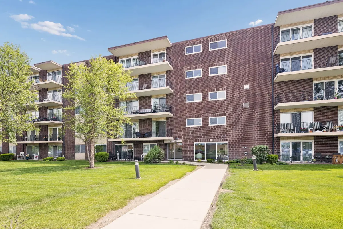 5300 Walnut AVE #2B, Downers Grove, IL 60515