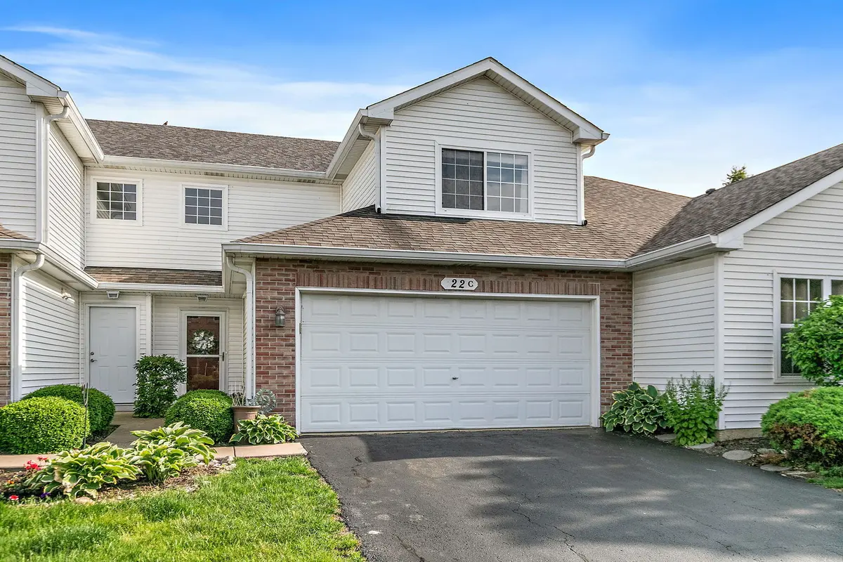 22 Rolling Oaks RD #C, Sugar Grove, IL 60554