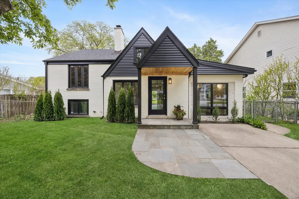 33 Chestnut AVE, Clarendon Hills, IL 60514