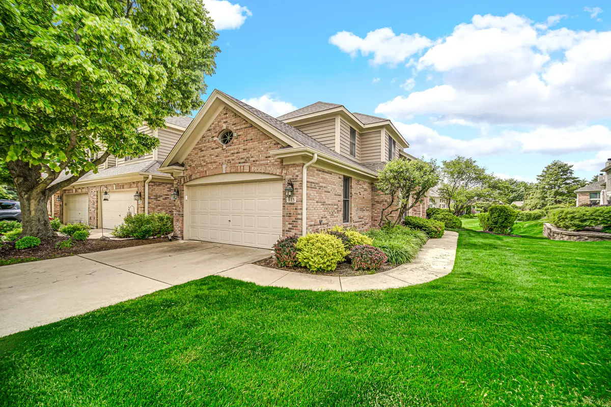 815 King Henry LN, St. Charles, IL 60174