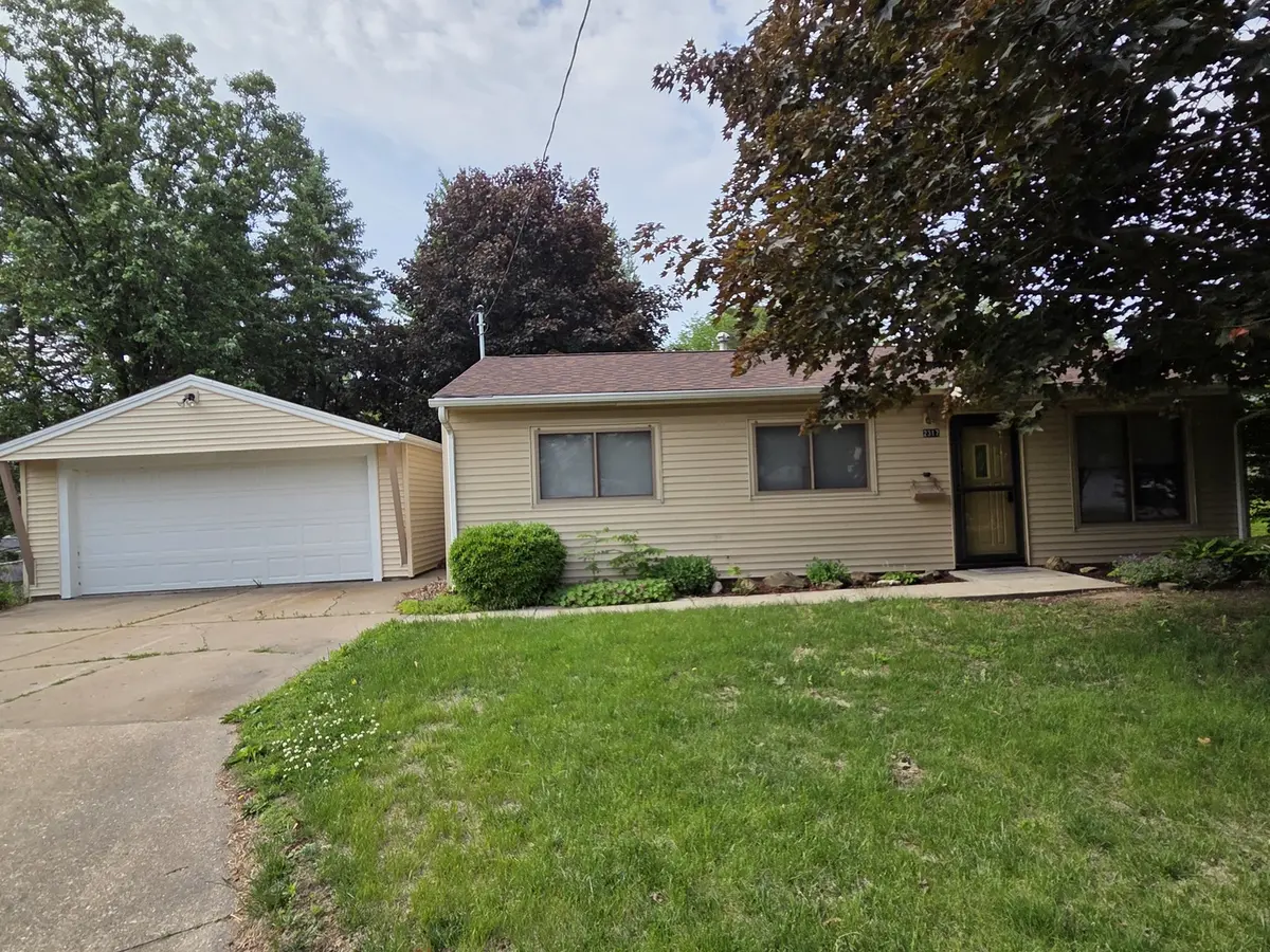 2317 23rd Street CT, Bettendorf, IA 52722