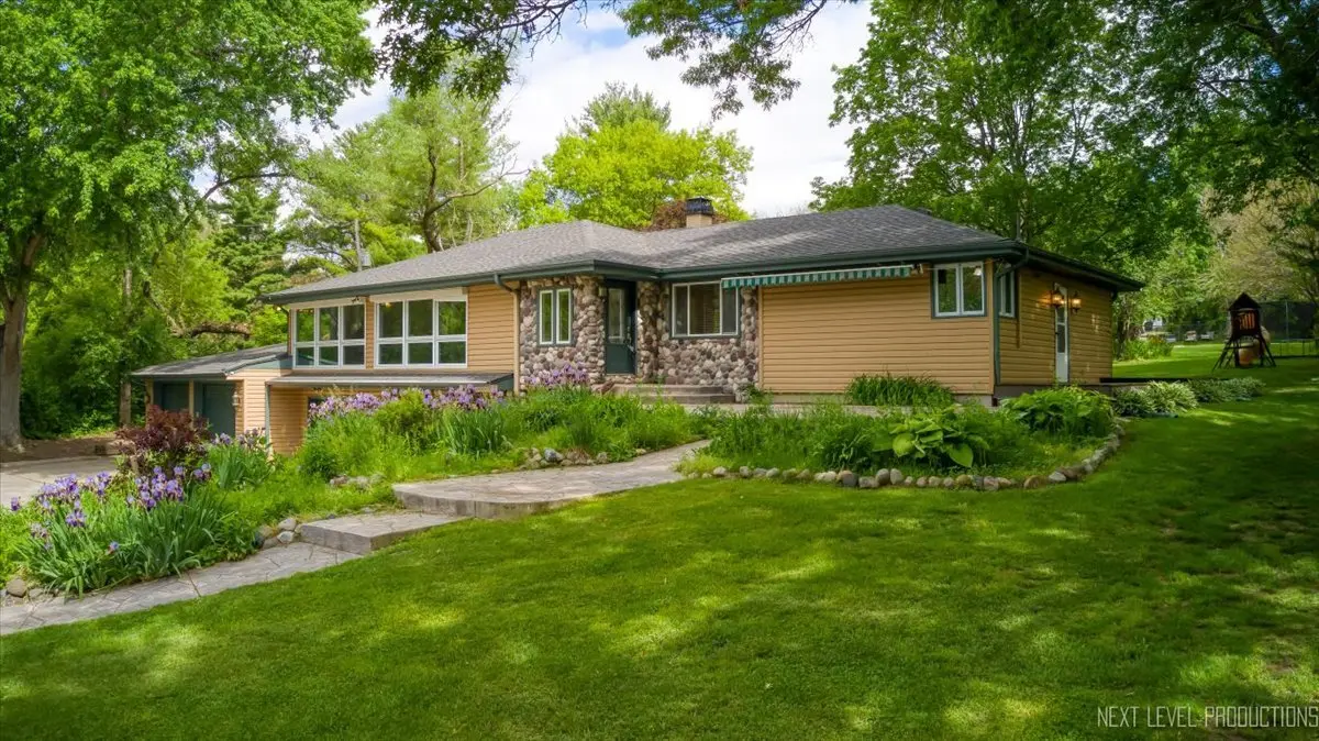 38W042 Silver Glen RD, St. Charles, IL 60175