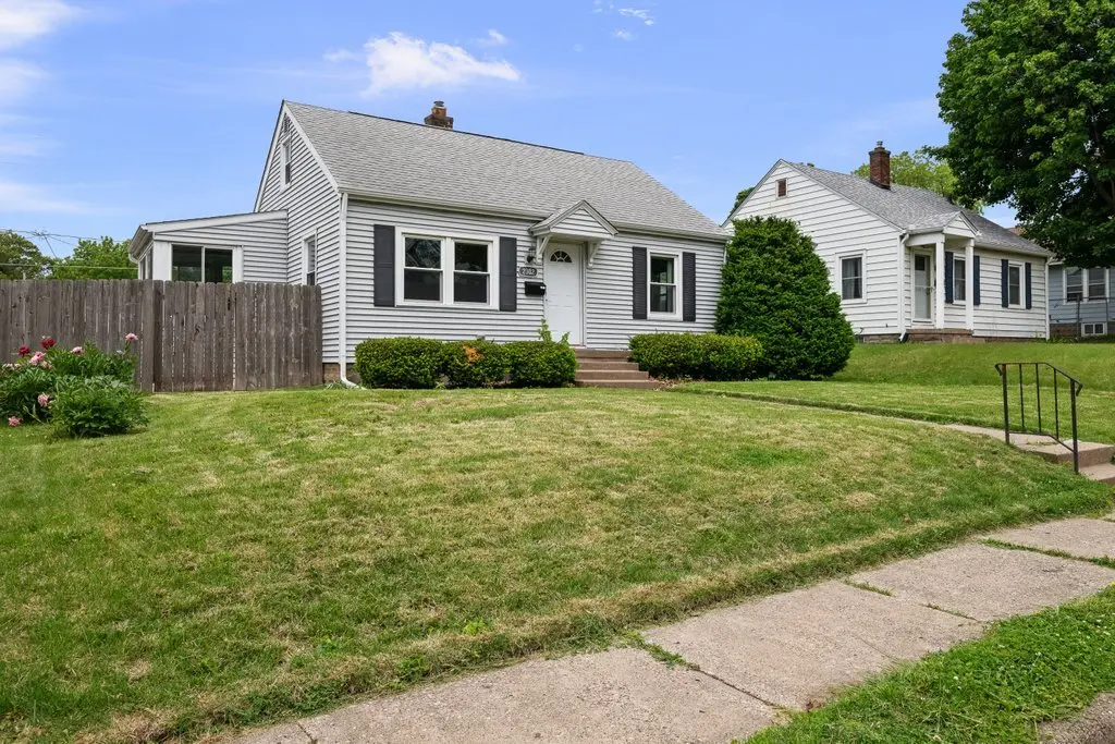 2302 N Howell ST, Davenport, IA 52804