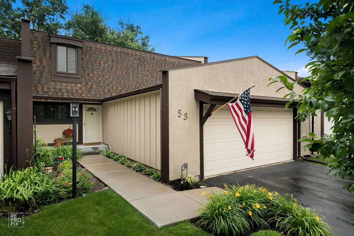 53 Briarwood SQ, Indian Head Park, IL 60525