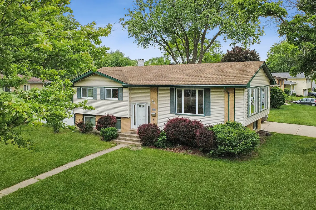 900 Arthur DR, Lombard, IL 60148