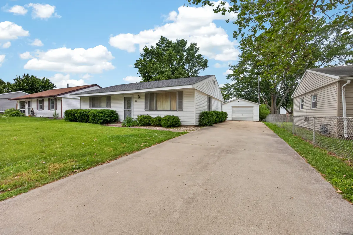 1218 Mt Vernon DR, Bloomington, IL 61704