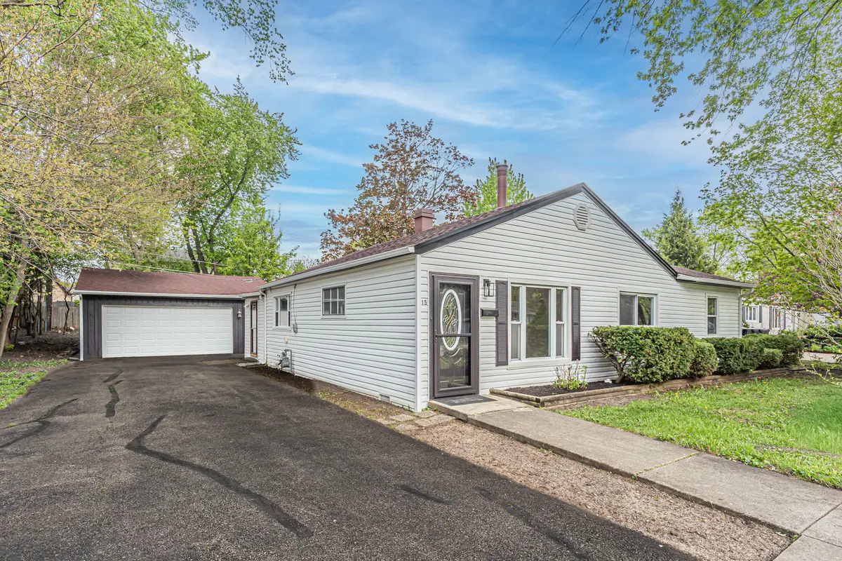 15 Johnathan RD, Lake Zurich, IL 60047