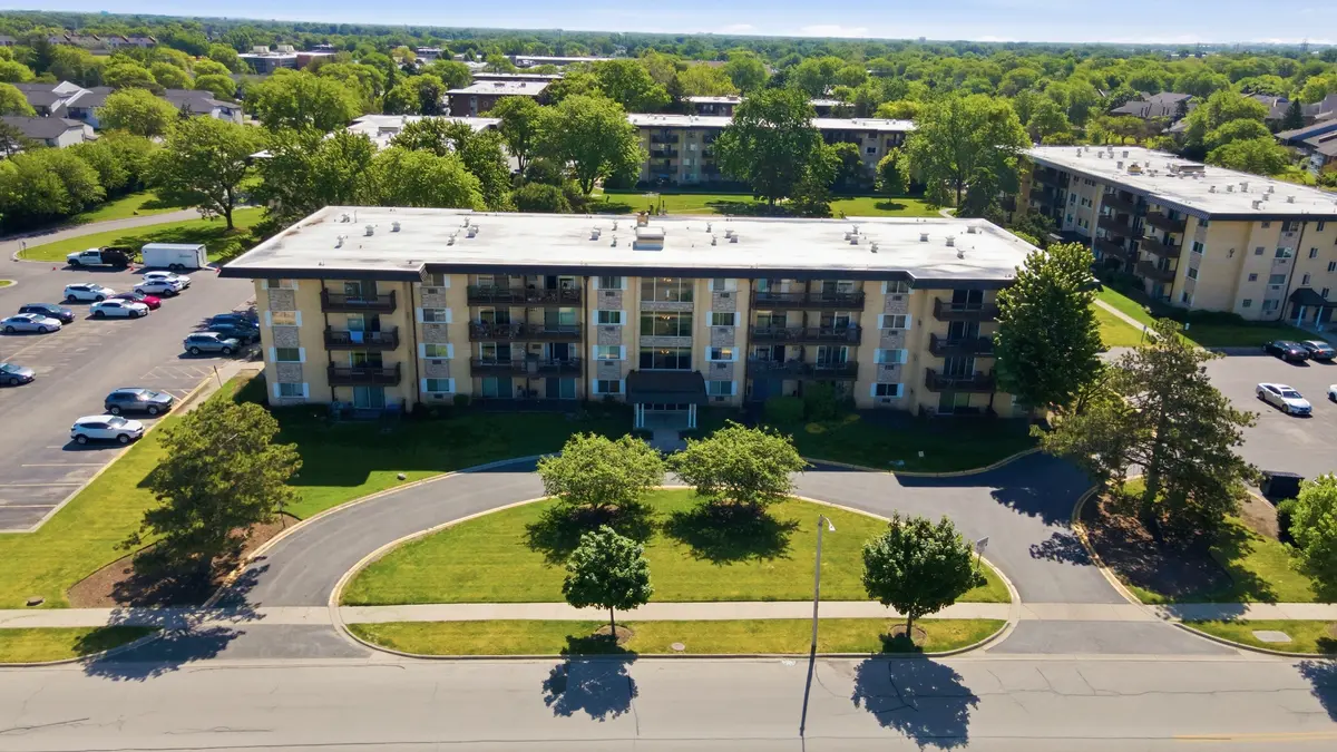 2218 S Goebbert RD #496, Arlington Heights, IL 60005