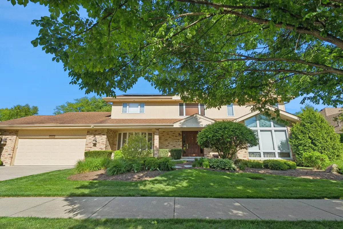 2445 Vicki LN, Northbrook, IL 60062