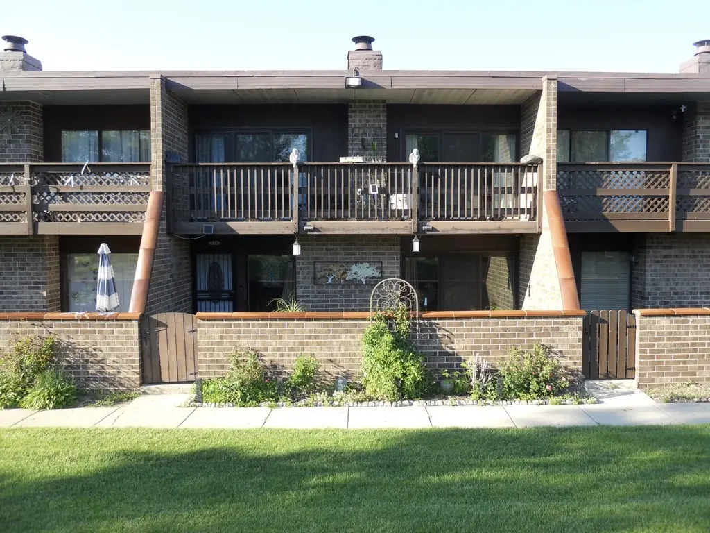 108 Kenneth CIR, Elgin, IL 60120