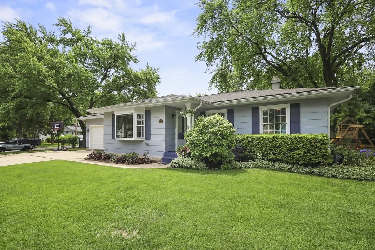30W111 Bruce LN, Naperville, IL 60563