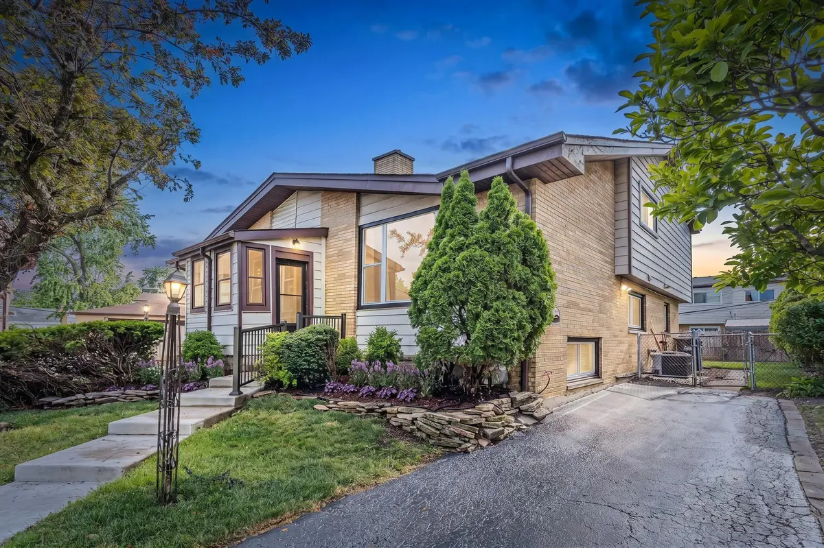 9272 N Home TER, Des Plaines, IL 60016