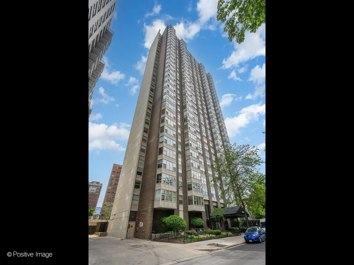 525 W Hawthorne PL #2207, Chicago, IL 60657