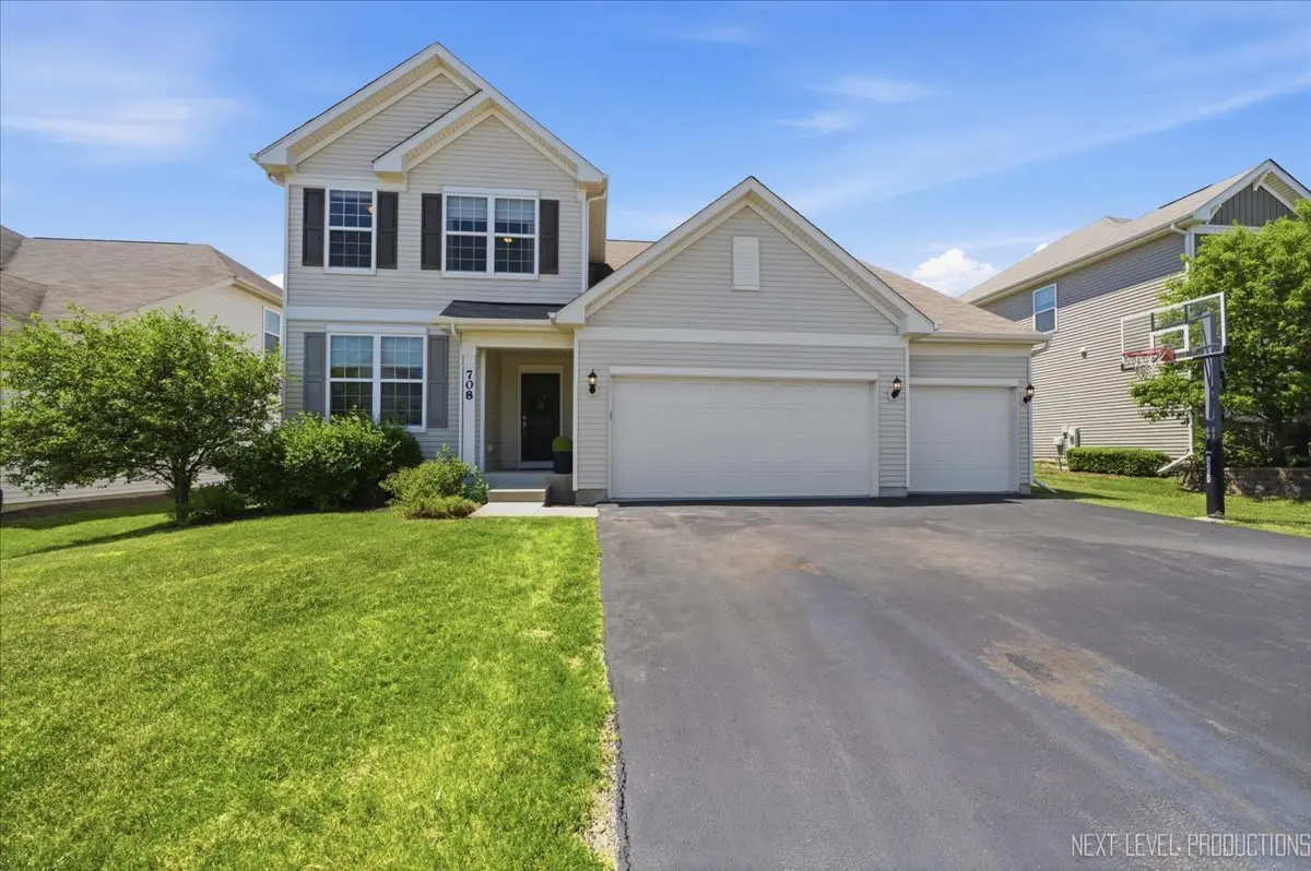 708 Rochester LN, South Elgin, IL 60177