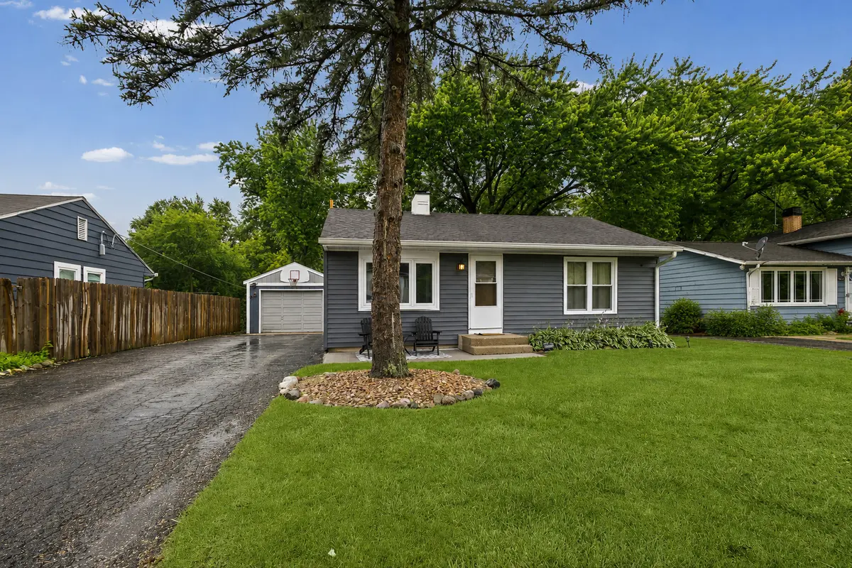 18111 W Twin Lakes BLVD, Grayslake, IL 60030