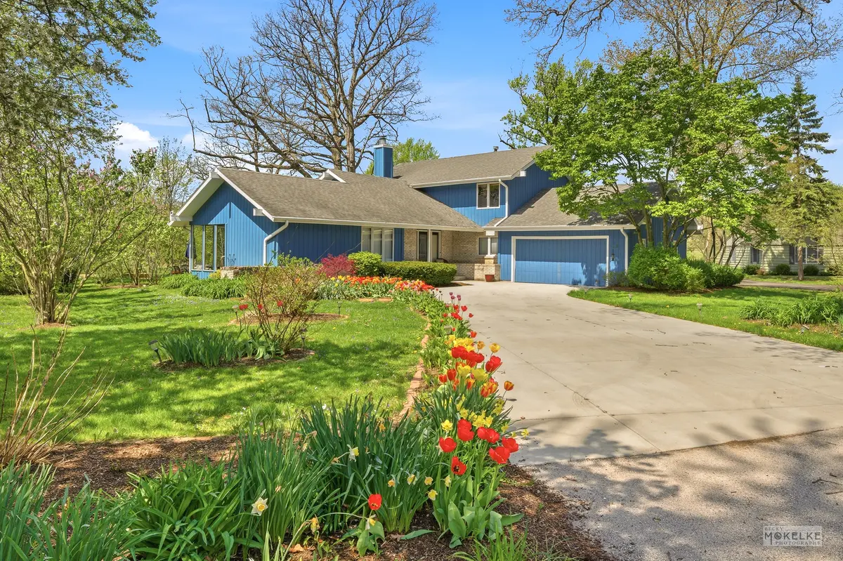 3S830 Thornapple Tree RD, Sugar Grove, IL 60554