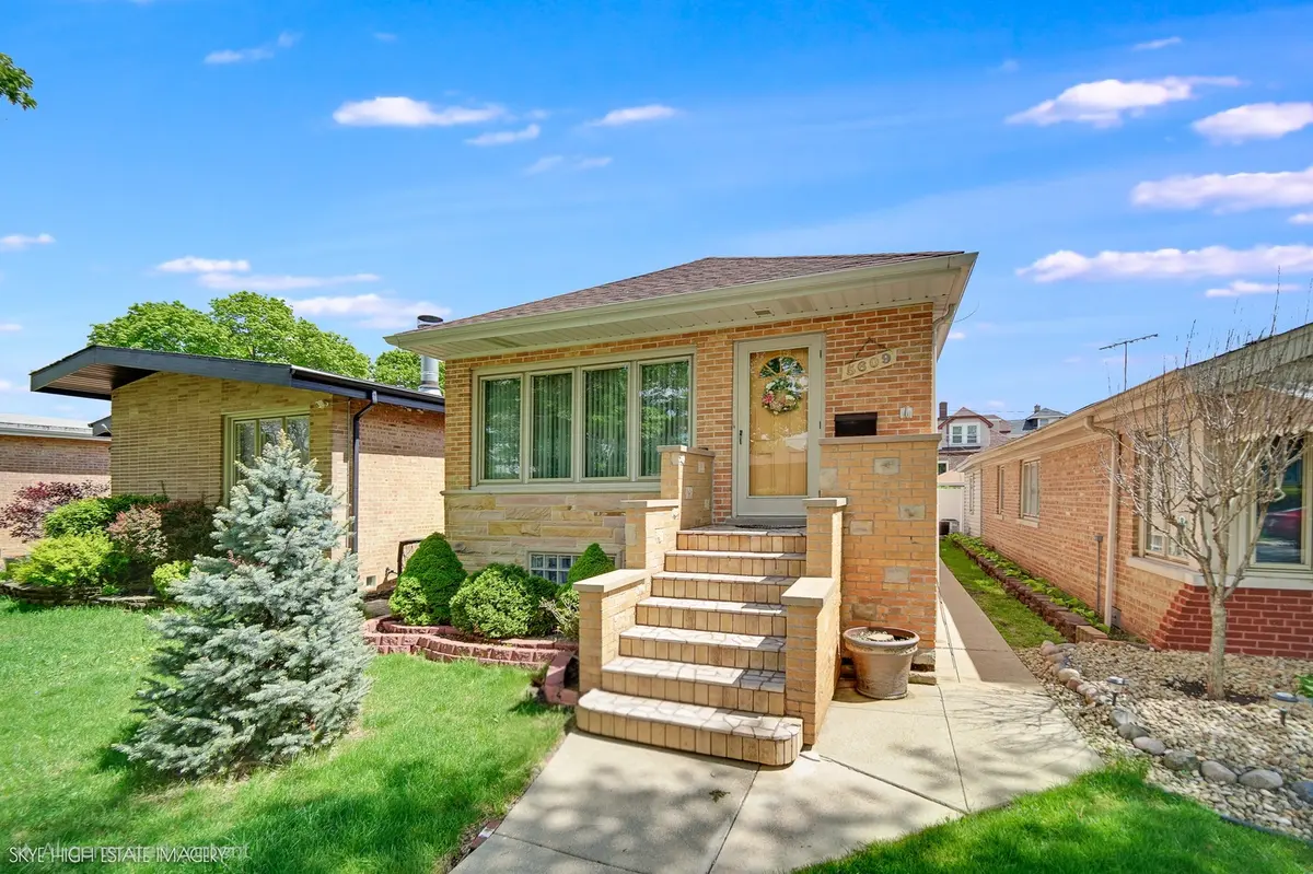 5609 S Monitor AVE, Chicago, IL 60638