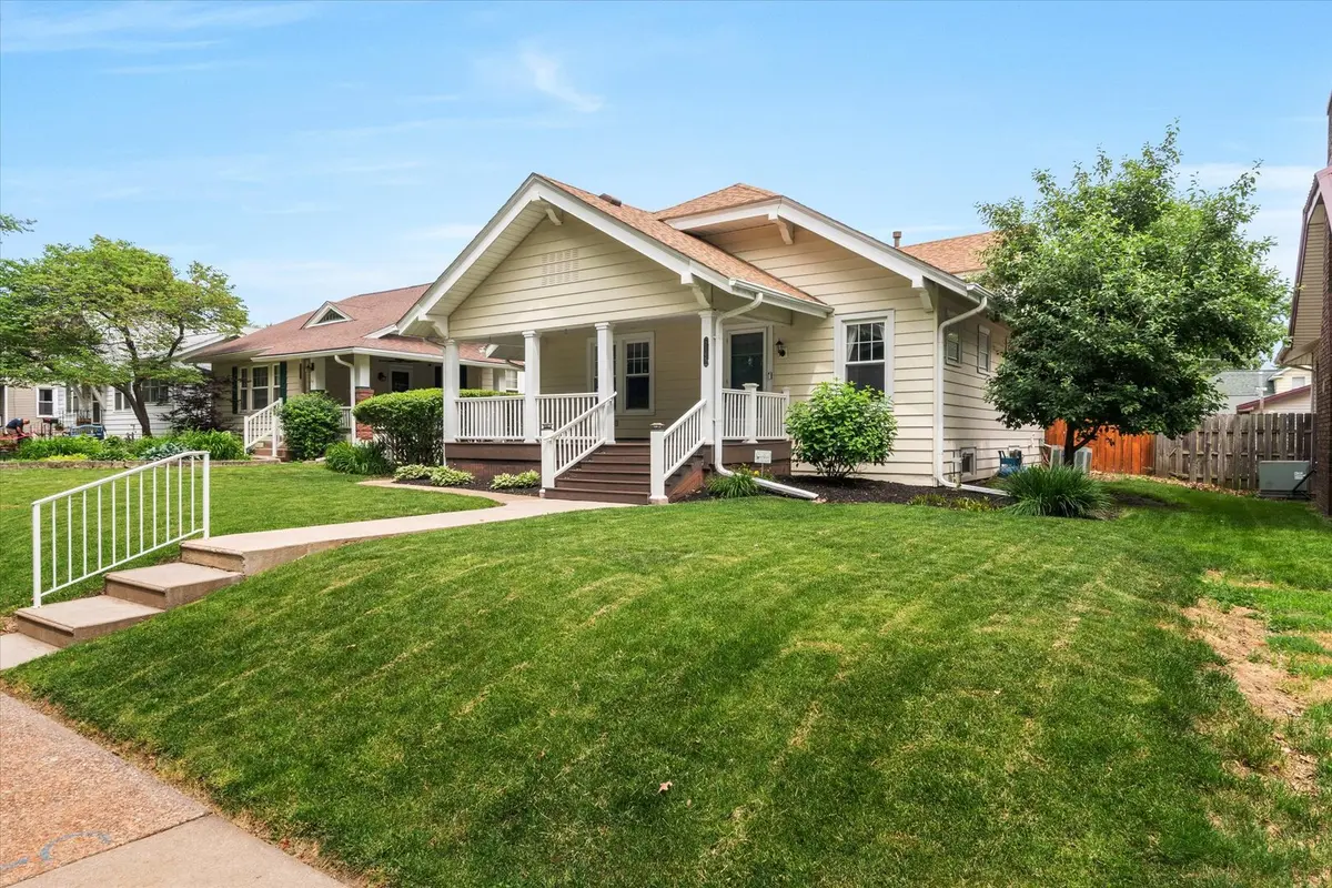 2105 HIGHLAND AVE, Davenport, IA 52803