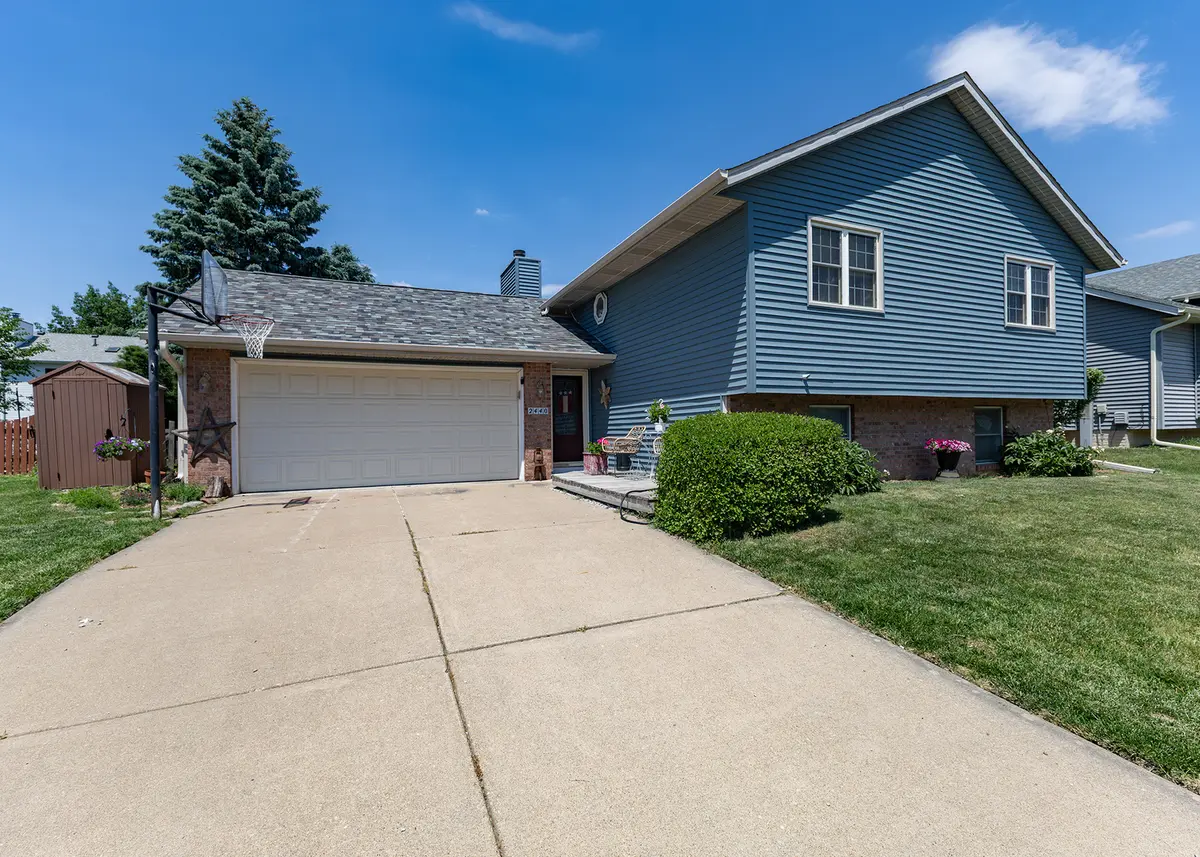 2440 W 60th PL, Davenport, IA 52806