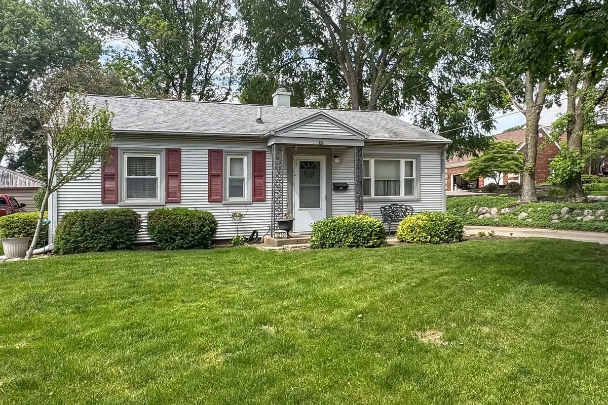 1210 Greenlawn DR, Bloomington, IL 61701
