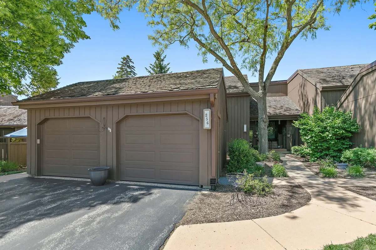 256 THORNHILL LN #C, Lake Barrington, IL 60010