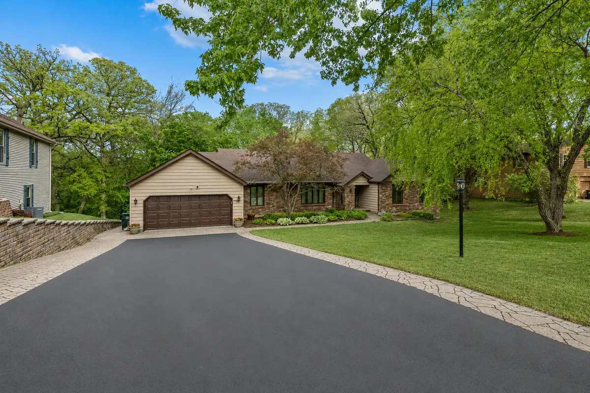 655 Oakview DR, Algonquin, IL 60102