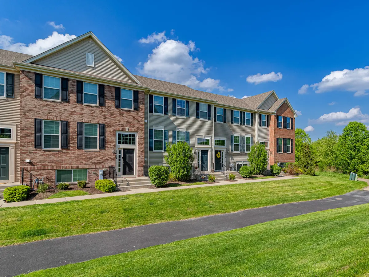 1609 Deer Pointe DR, South Elgin, IL 60177