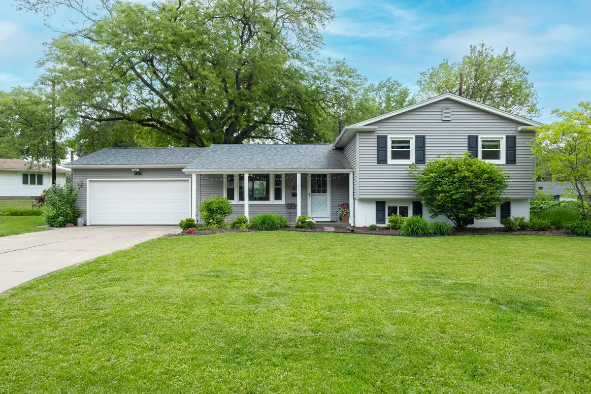 1717 Elmwood CT, Bettendorf, IA 52722
