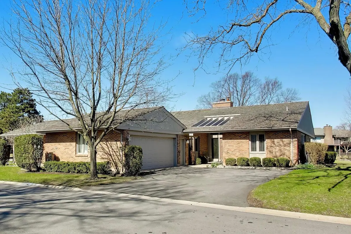 107 Briarwood LN, Oak Brook, IL 60523