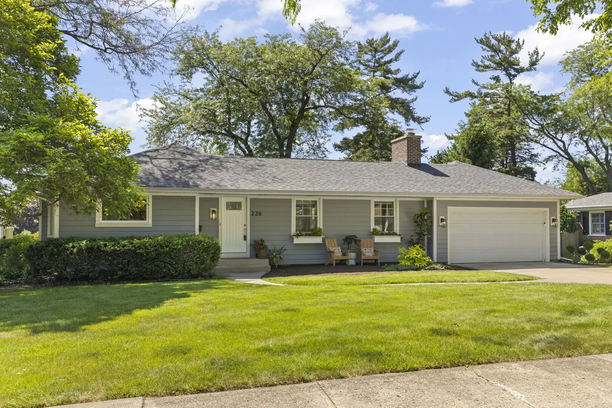 226 Woodstock AVE, Glen Ellyn, IL 60137