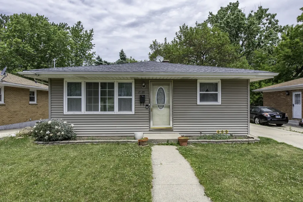 2528 Lucia AVE, Waukegan, IL 60085