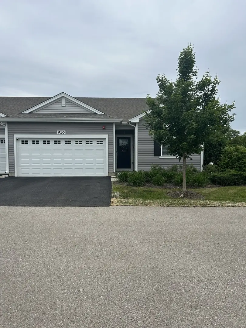 916 Darwin ST, North Aurora, IL 60542
